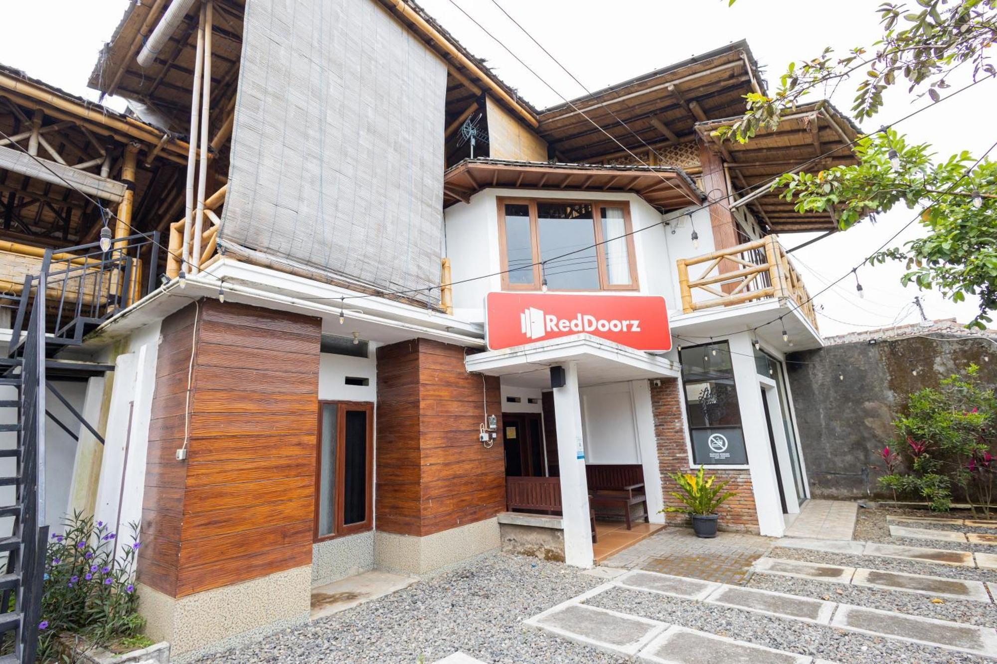 Reddoorz Syariah At Wisma Djokorio Poncokusumo Malang Exterior photo