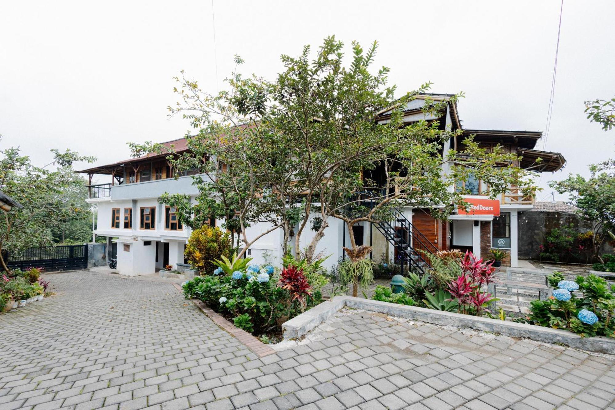 Reddoorz Syariah At Wisma Djokorio Poncokusumo Malang Exterior photo